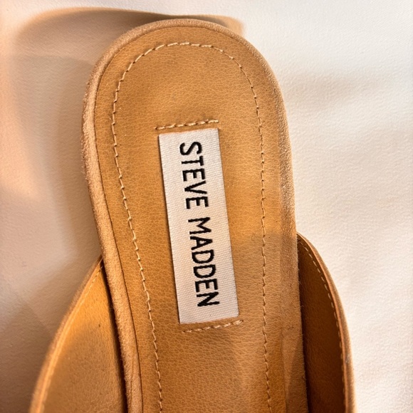 STEVE MADDEN Sz 9 Faine Slip On Light Tan Suede Pointy Mules Gold Toned Chain - Picture 7 of 14